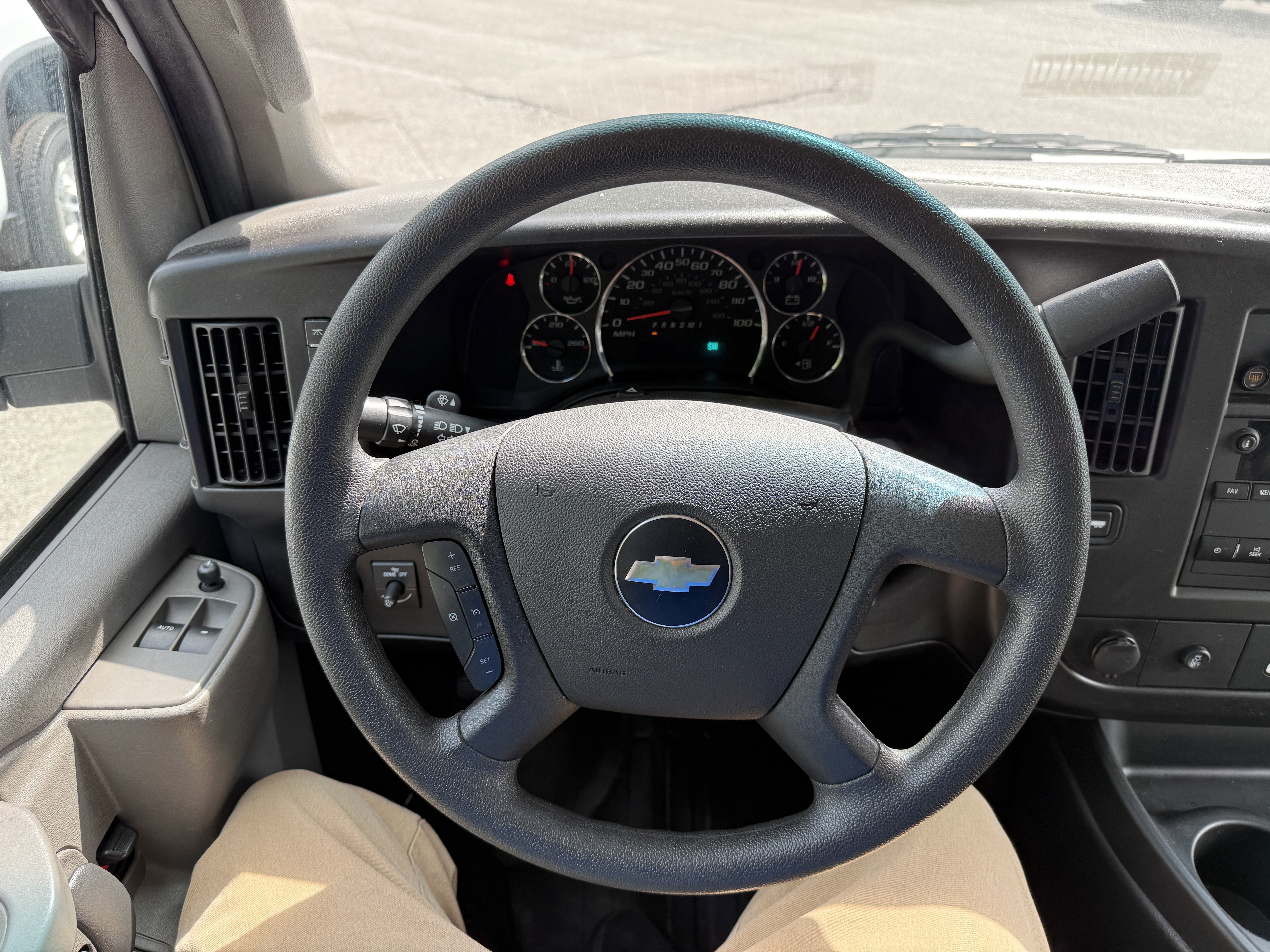 2023 Chevrolet Express Passenger 3500 1LS