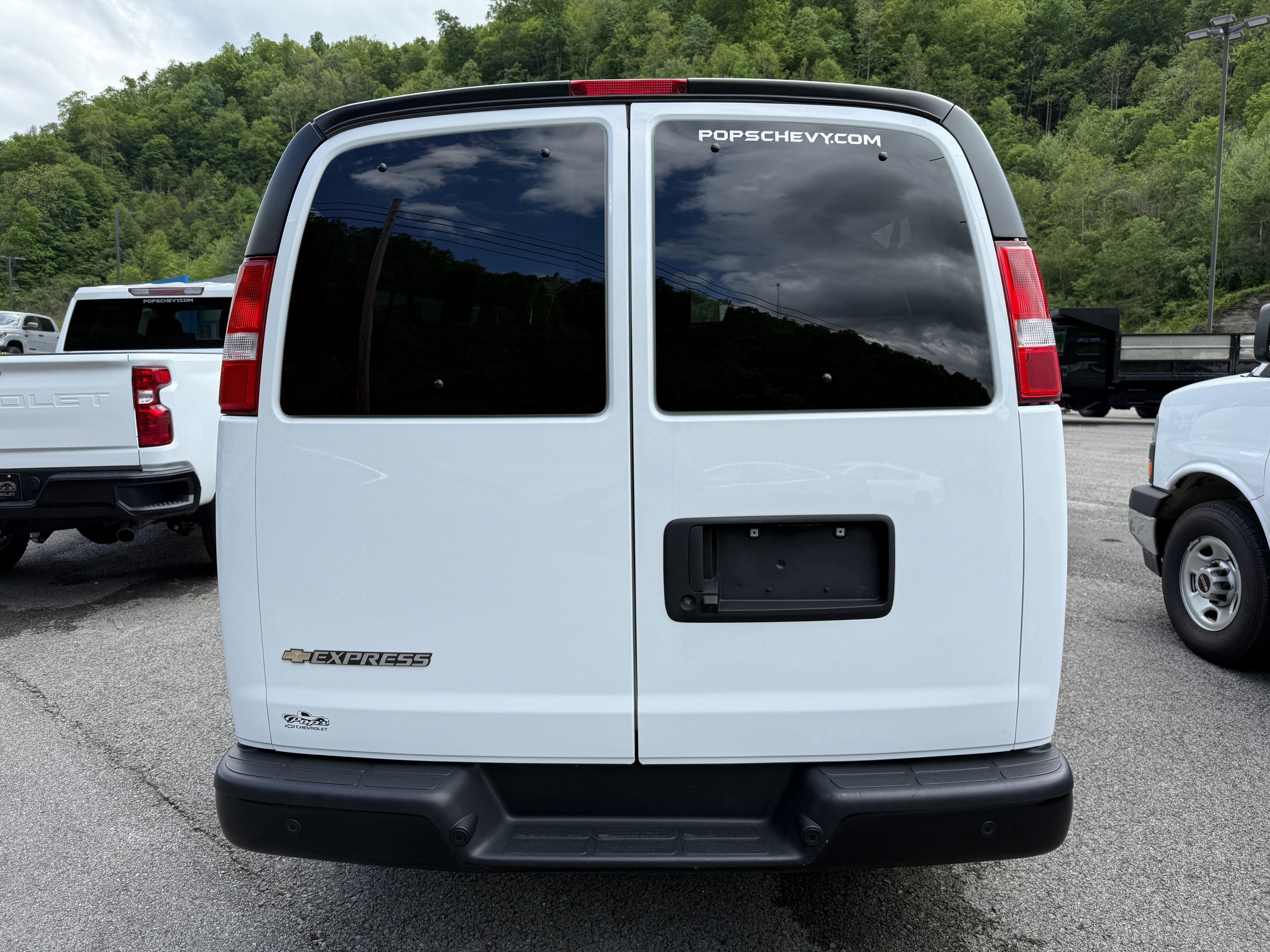 2023 Chevrolet Express Passenger 3500 1LS