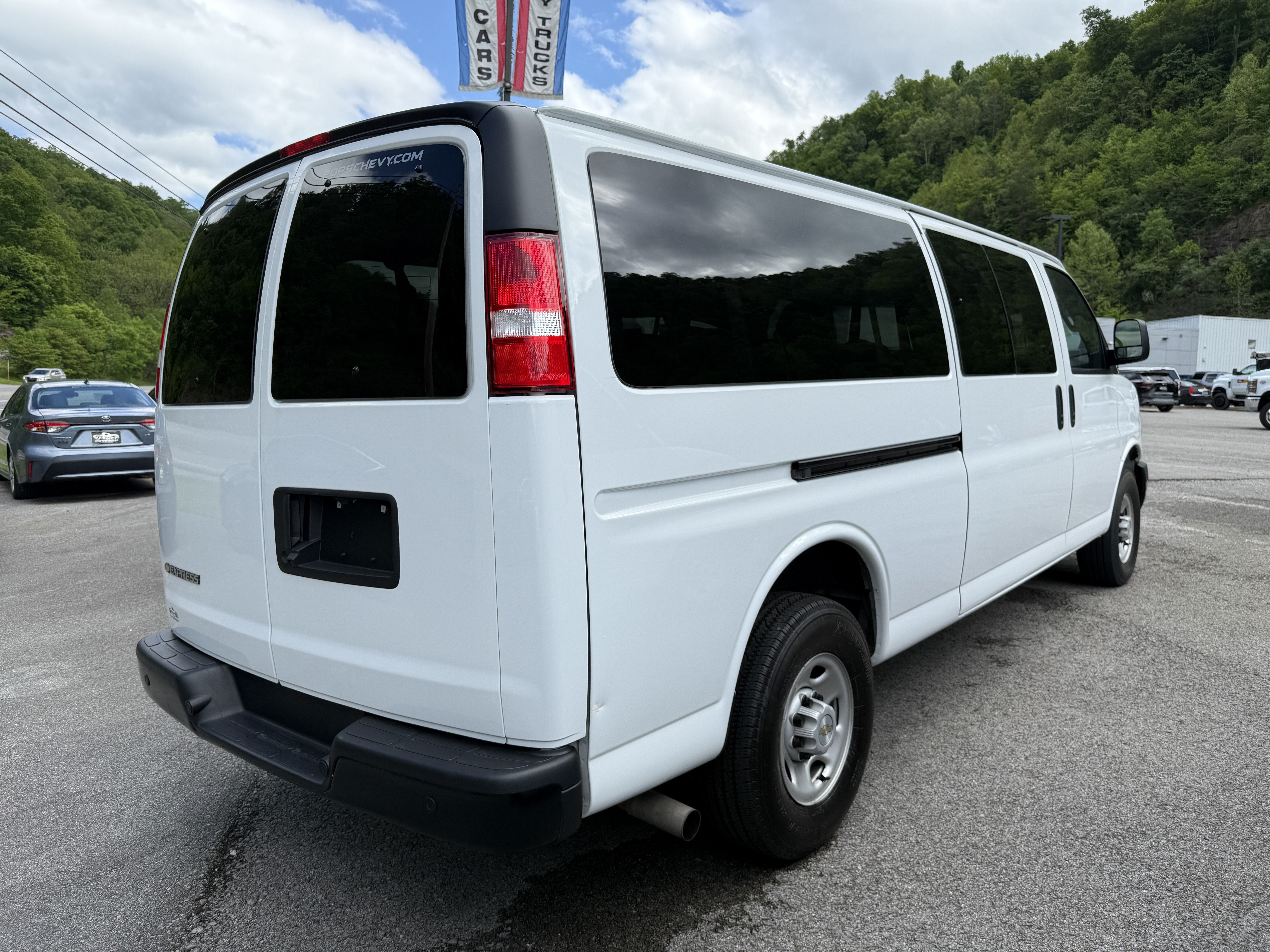 2023 Chevrolet Express Passenger 3500 1LS