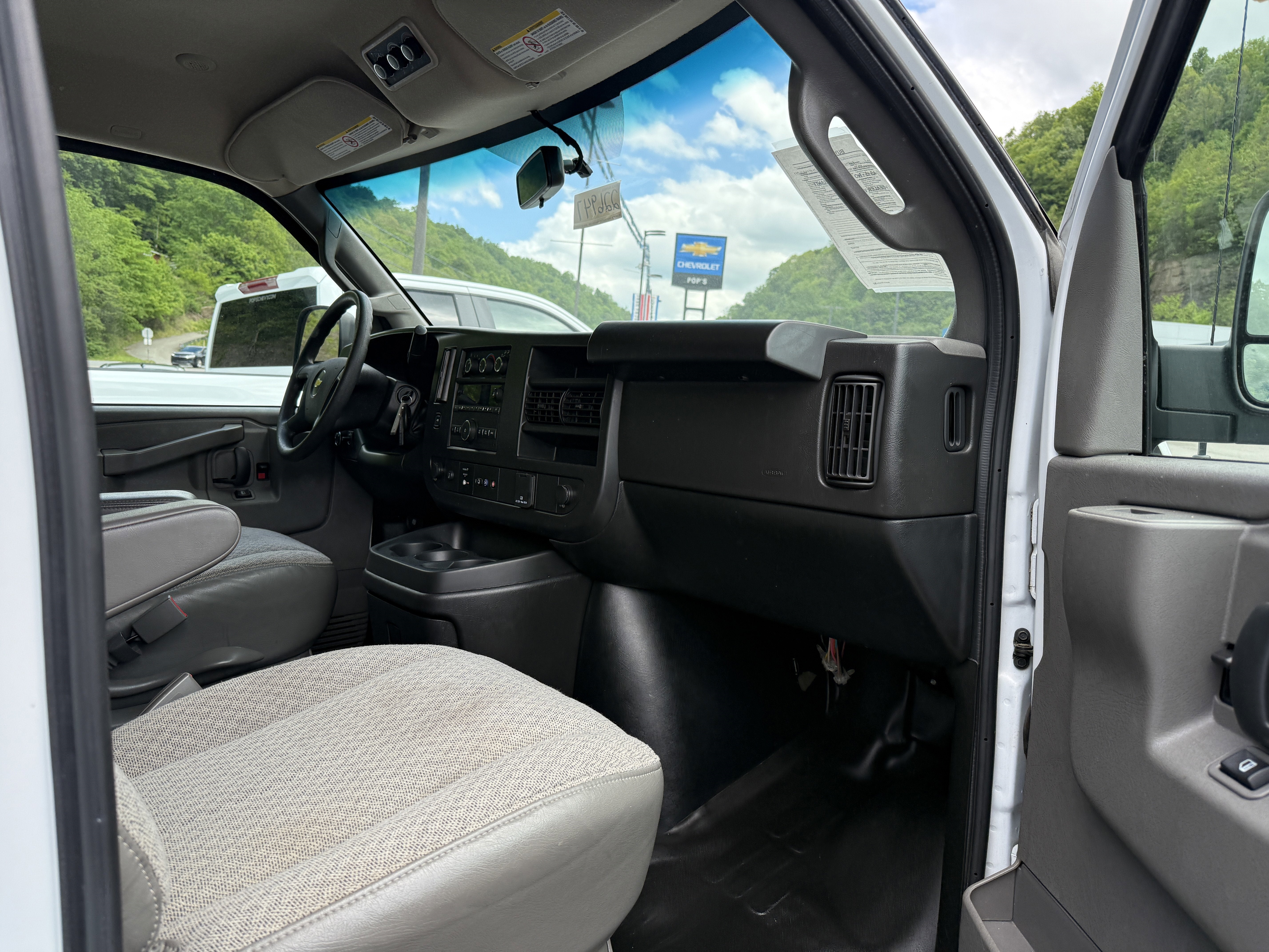 2023 Chevrolet Express Passenger 3500 1LS