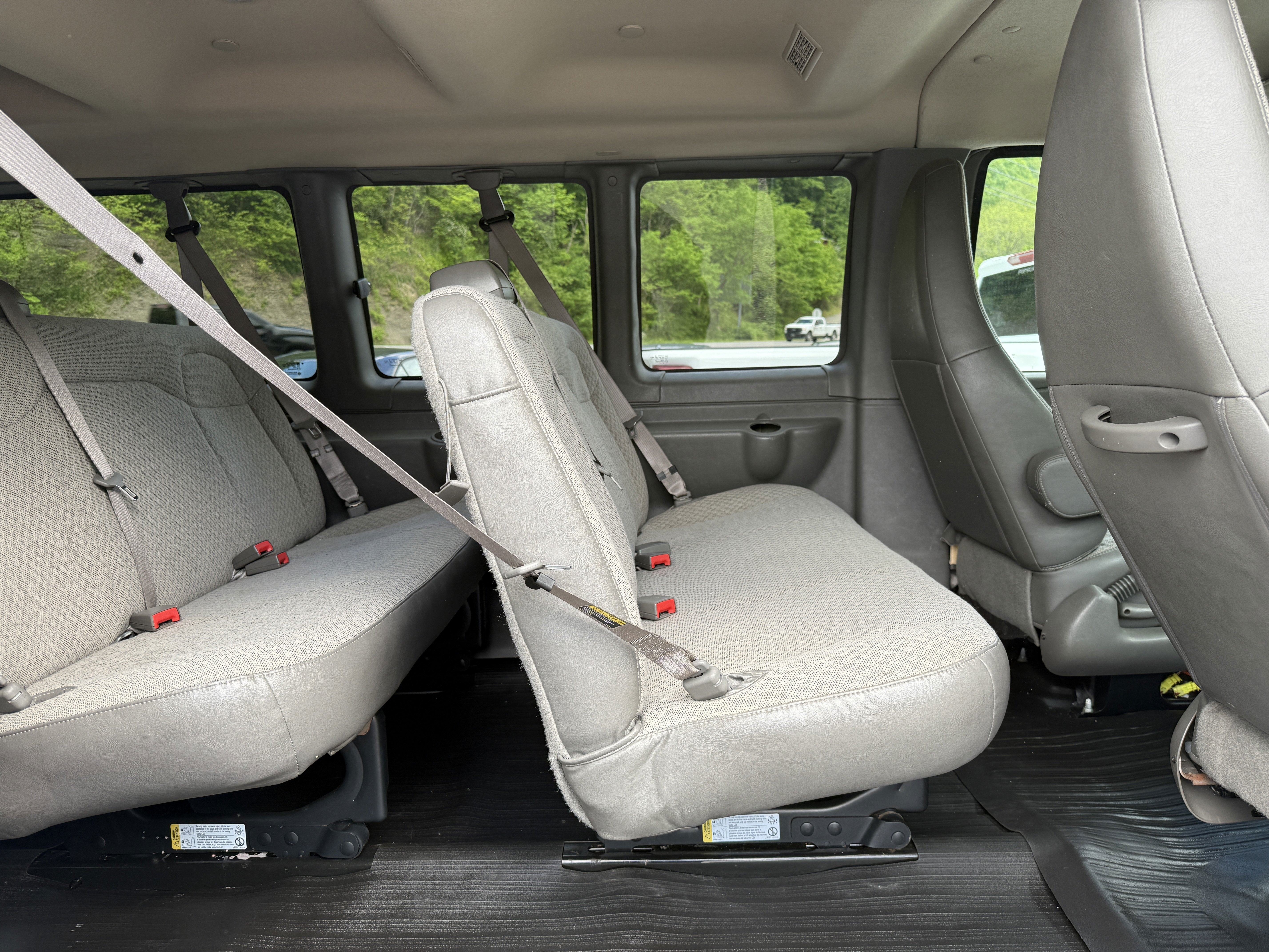 2023 Chevrolet Express Passenger 3500 1LS