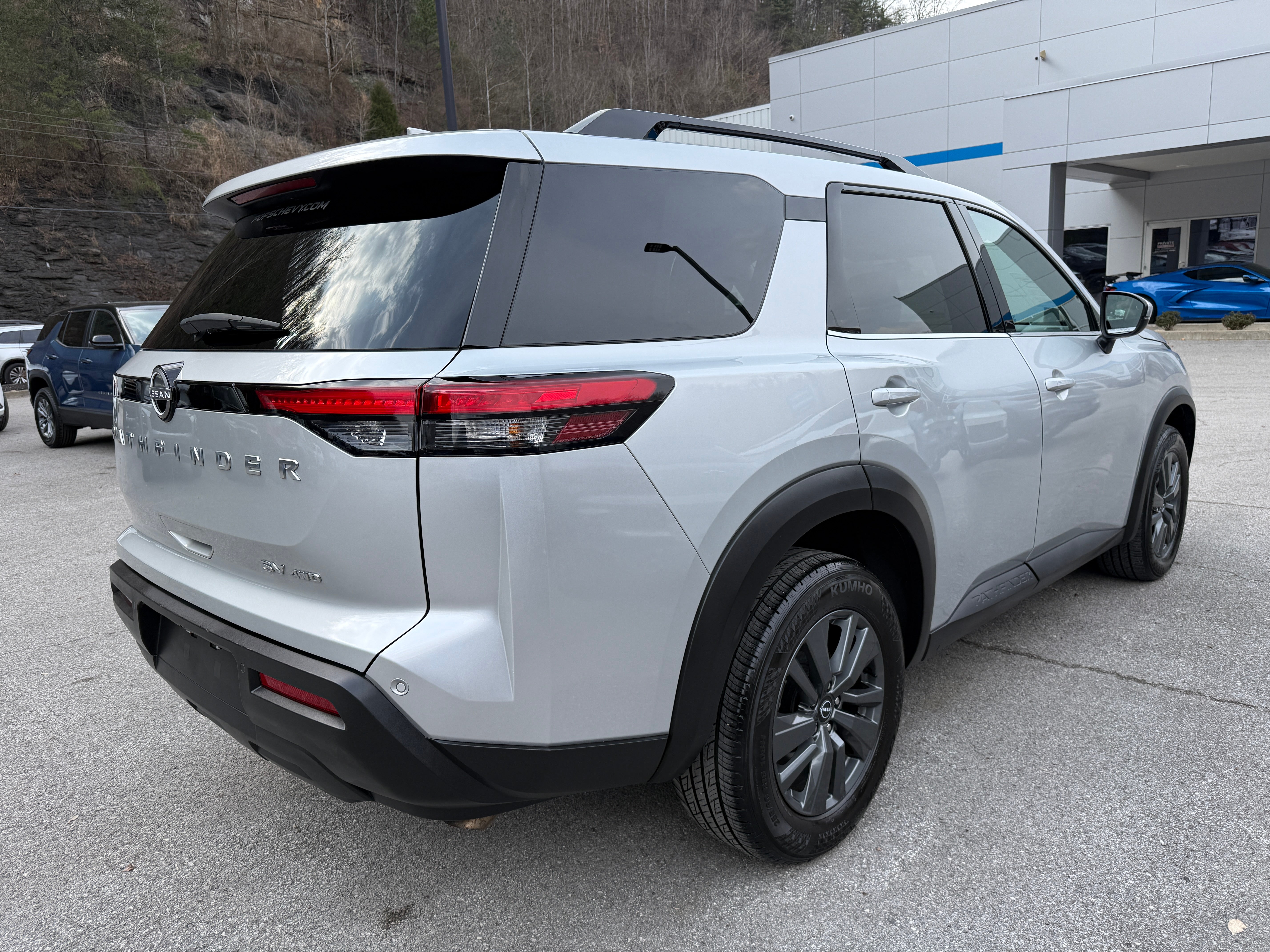 2024 Nissan Pathfinder SV