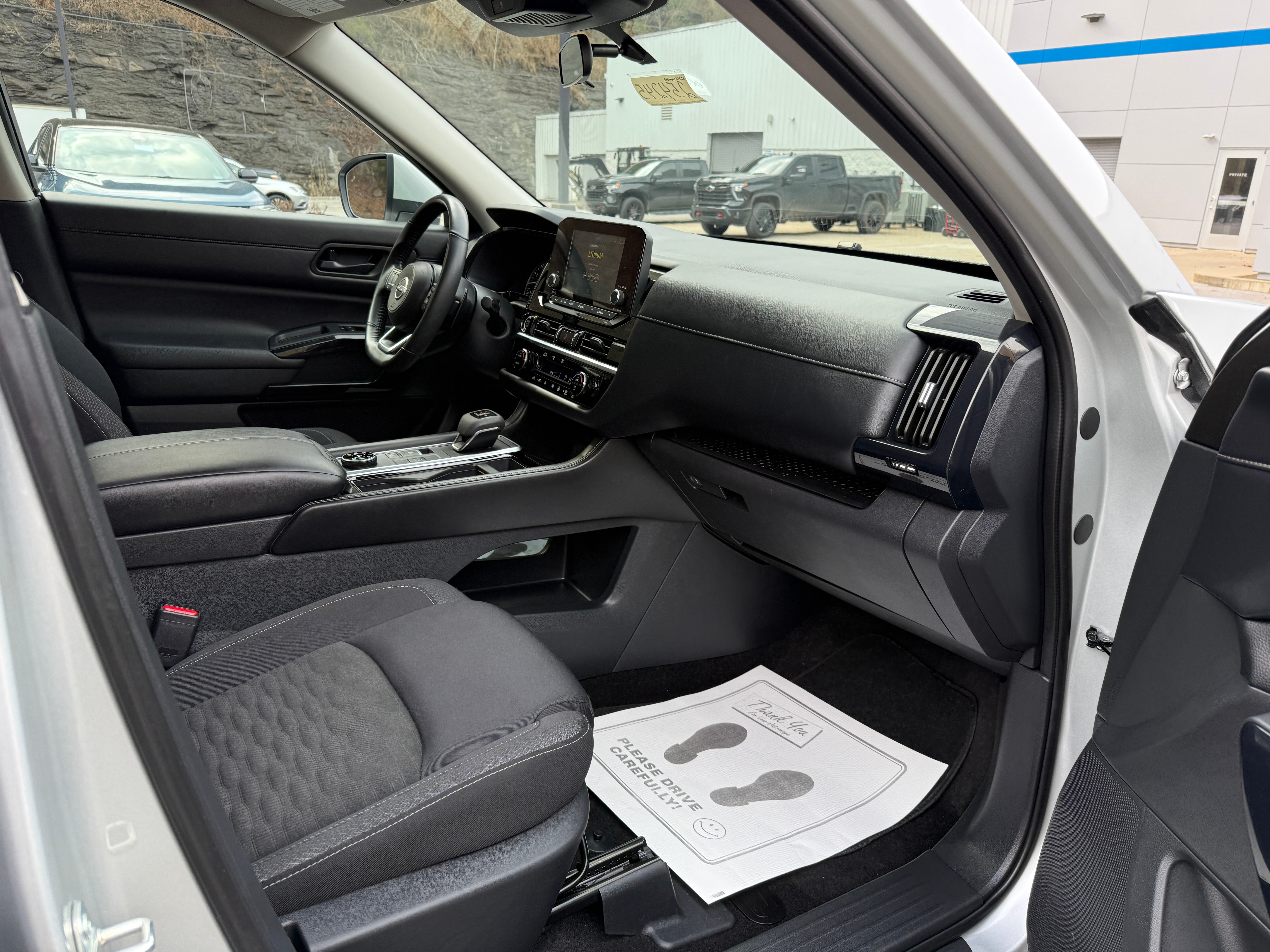 2024 Nissan Pathfinder SV